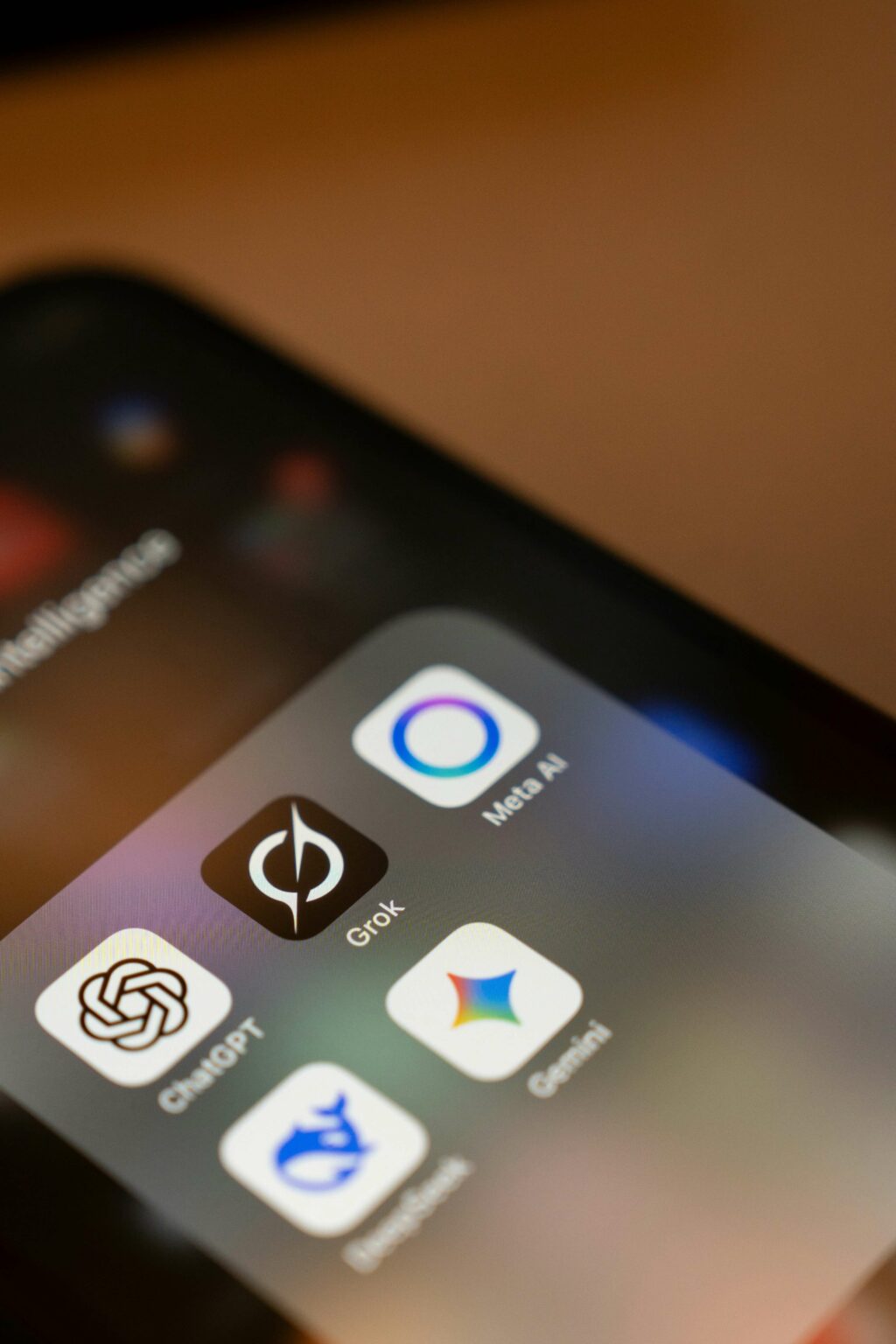 Téléphone portable avec applications d'IA - Valentin Thomas écrivain public